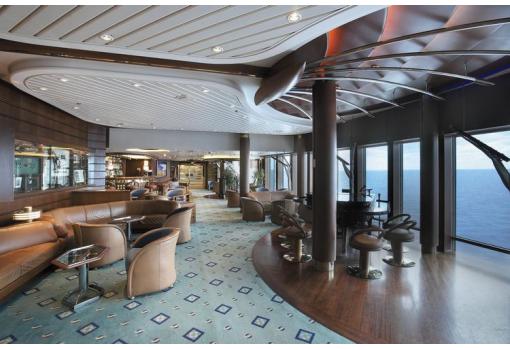 Uno de los luminosos lounges del barco